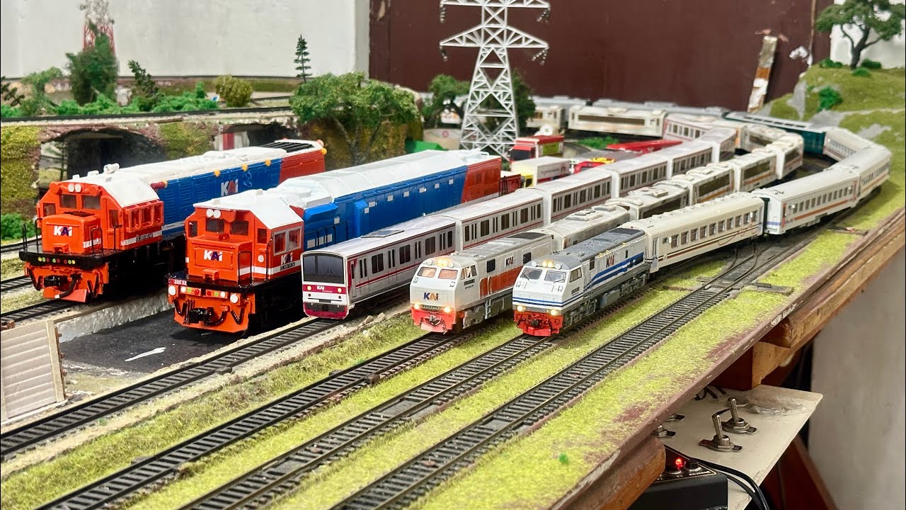 Kereta api panjang CC203,CC204& KRL anjlok Terbalik Menghantam kereta terparkir CC201 &CC205 Raksasa