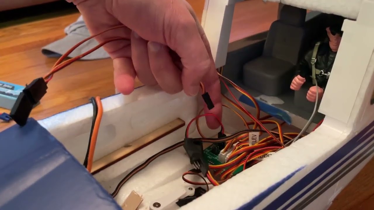 FMS Cessna 182 1500mm - How to switch red/green lights from blinking to solid
