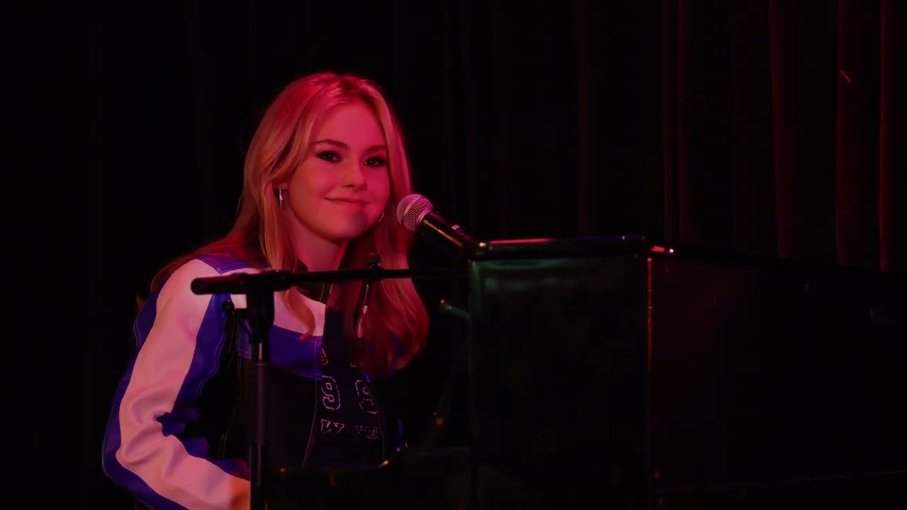 Anna Duboc performs her original  'Plot Twist' live @theMintla in Los Angeles