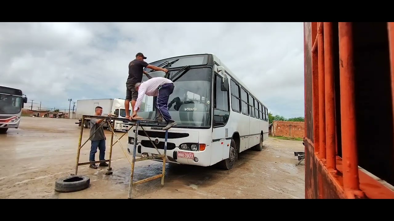 TROCANDO PARA-BRISA DO &Ocirc;NIBUS VIALE - OF1722 MERCEDES BENZ