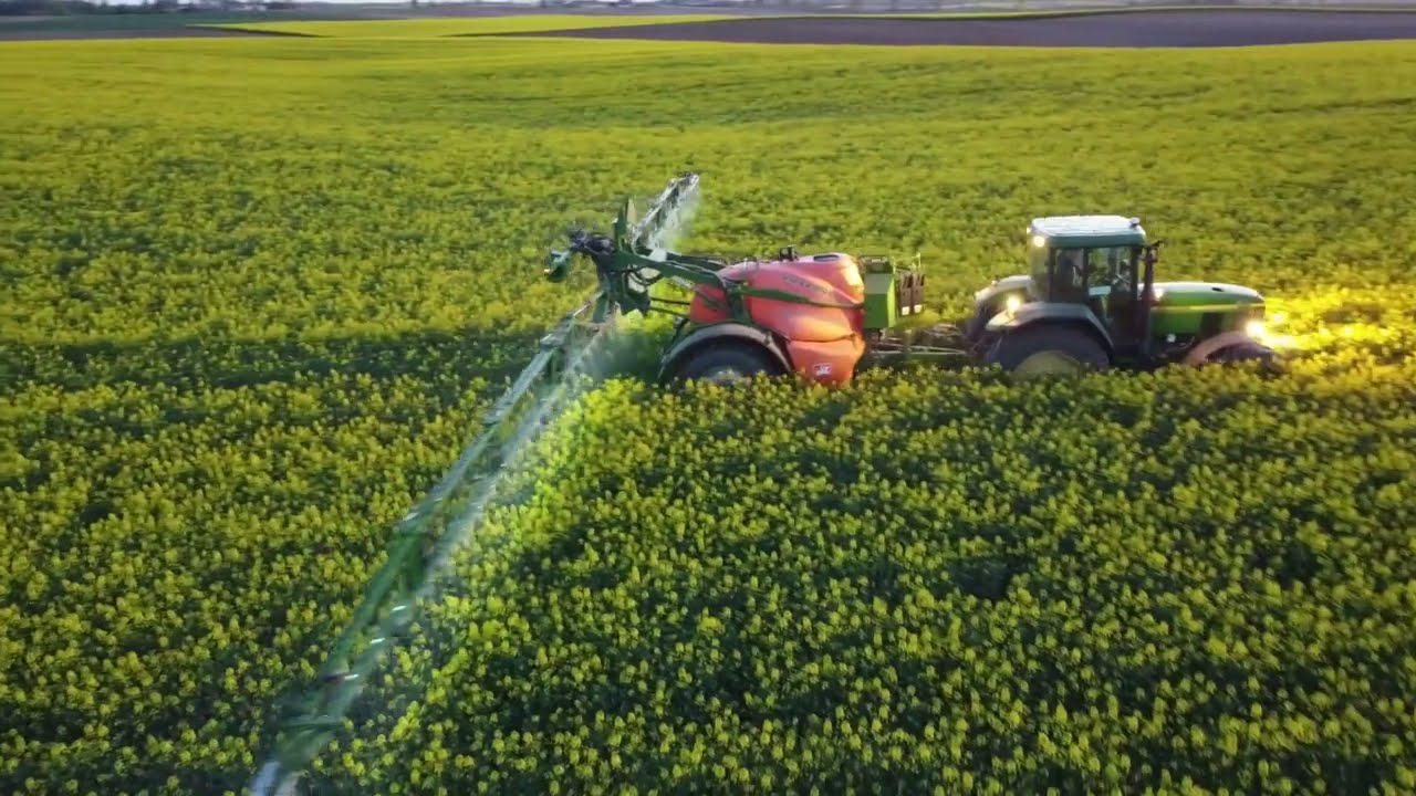 John Deere 7710 & Amazone UX 3200 Special/Wieczorny zabieg na płatek w rzepaku ozimym/Ujęcia z drona