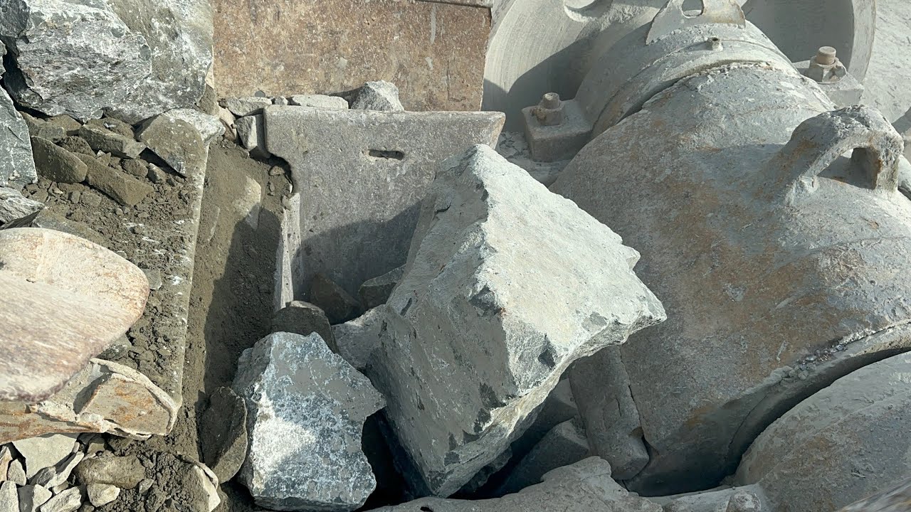 Black Hard Stone Breaking Sound With Jaw Machine in Crusher Plante: #stonecrusher 
