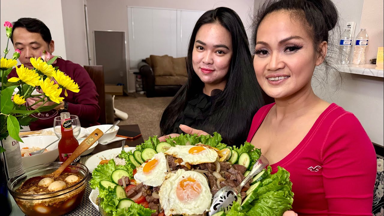 Cooking and eating childhood Khmer food - Beef stir fry salad with prawns 