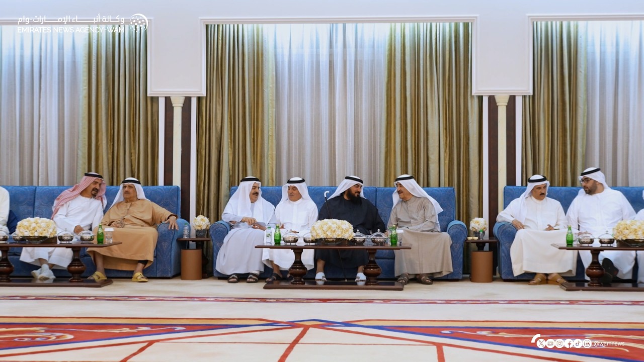 حاكم أم القيوين يستقبل الشيوخ والمسؤولين وجموع المهنيين بالشهر الفضيل