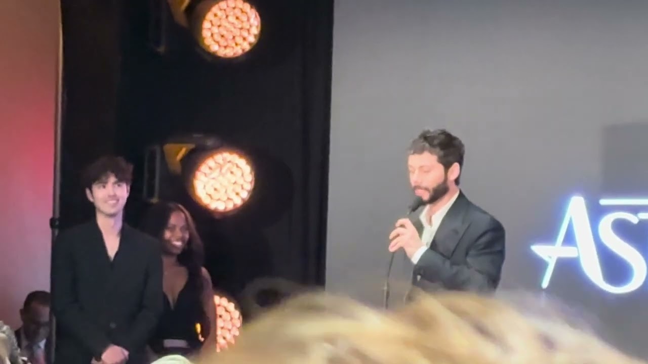Dylan O’Brien humorously accepts his award after the wrong video of Brendan Fraser plays before 🤣🏆