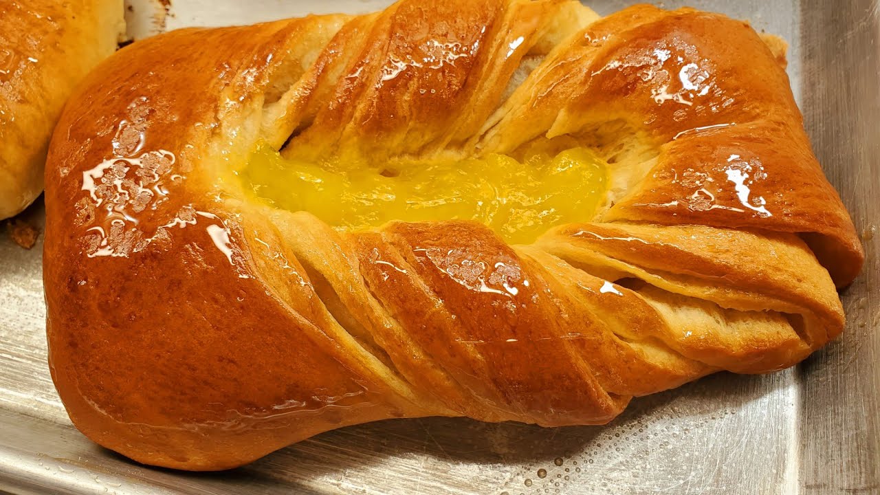 riquísimo pan danés y figura super esponjado relleno de Mermelada de piña