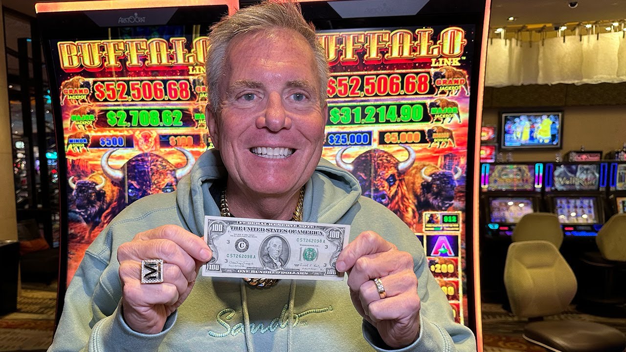 Playing $100 Slots At A Legendary Vegas Casino Before It Closes Forever!
