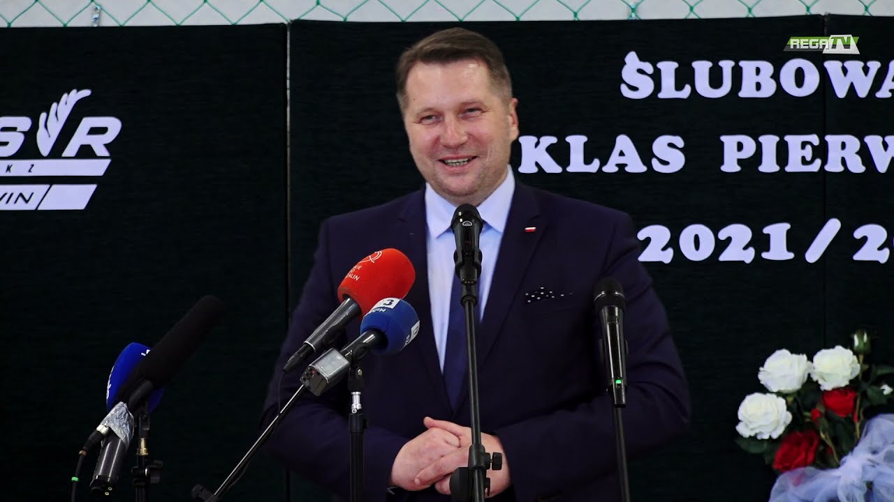 Ślubowanie klas pierwszych w ZSR CKZ w Świdwinie - 4.10. 2021 r.
