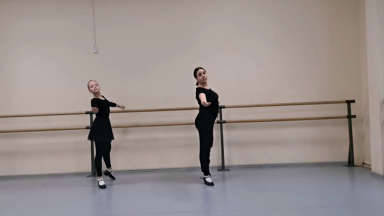 Экзерсис у станка в народно-сценическом танце.