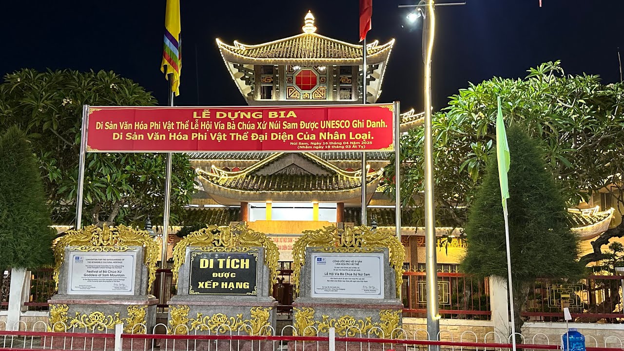 Miếu bà Chúa Xứ núi Sam, lăng ông Thoại Ngọc Hầu