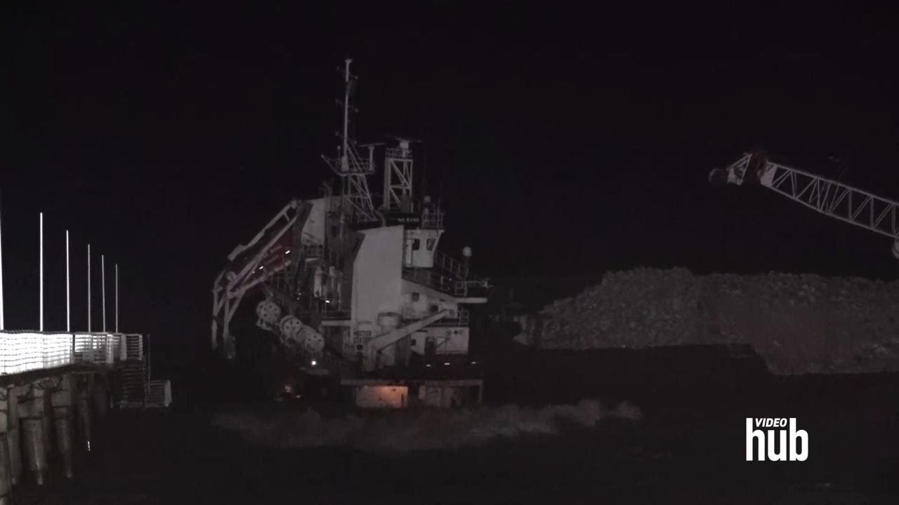 Nave arenata a Marina di Massa: la messa in sicurezza del pontile e del cargo