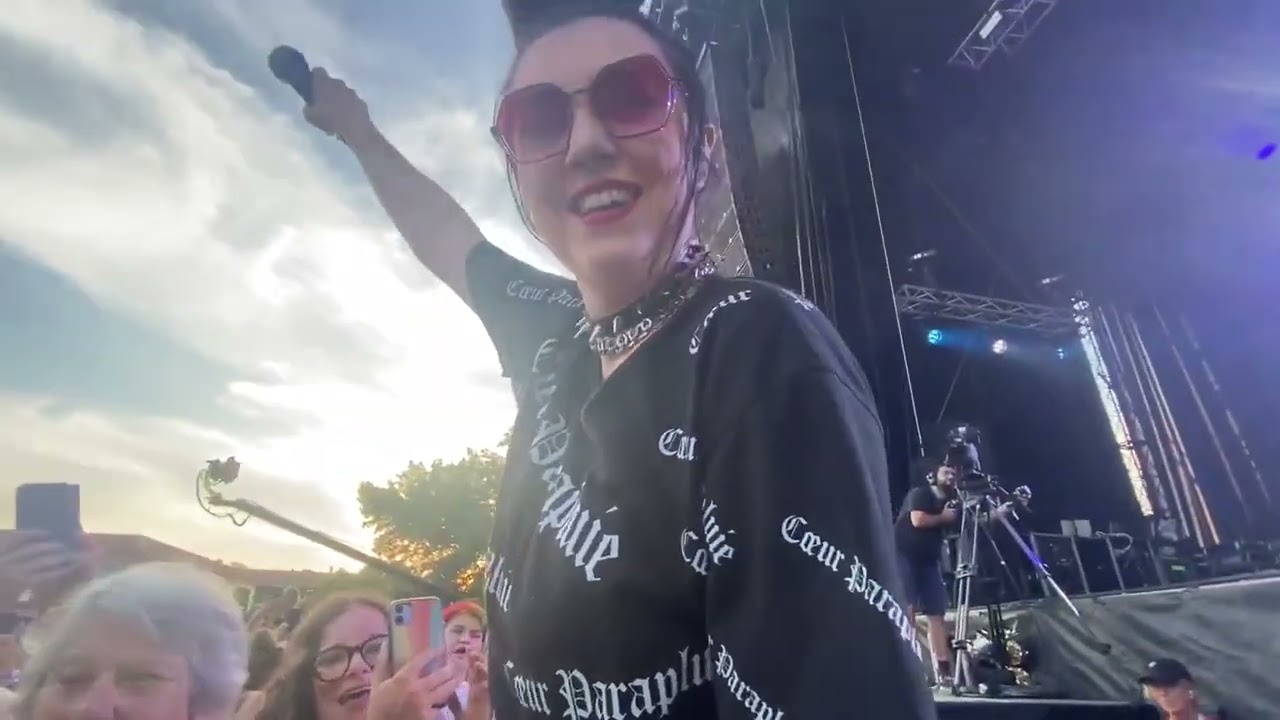 Hoshi  chante La Marinière à Luxey le 26 Juillet 2024