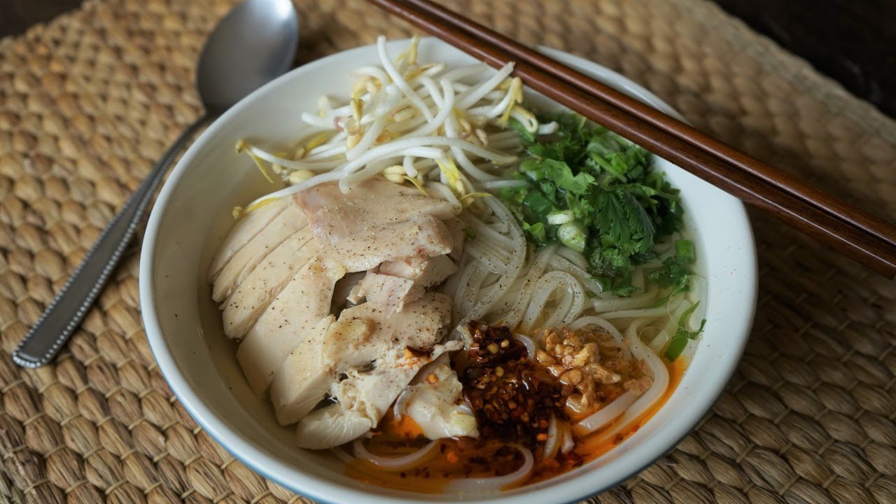 Soupe Pho à la poule : Soupe de Pâtes de Riz Vietnamienne  - Cooking With Morgane
