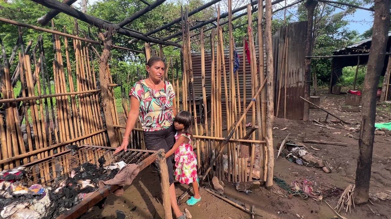 🔥🔥Le queman su casa🔥🔥 que con tanto sacrificio le costó/ y la dejaron en la calle con sus dos niñ4s👭