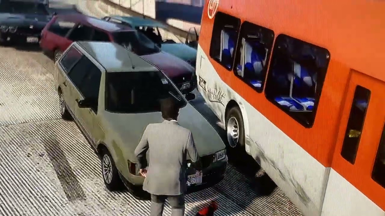 Играю в GTA 5, уничтожаю технику.