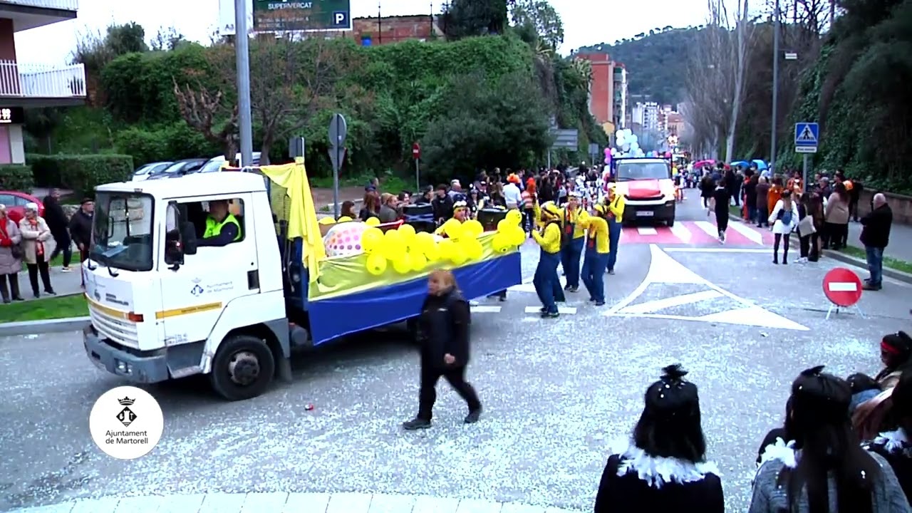 Desfilada de les colles participants a la rua de Carnaval 2025