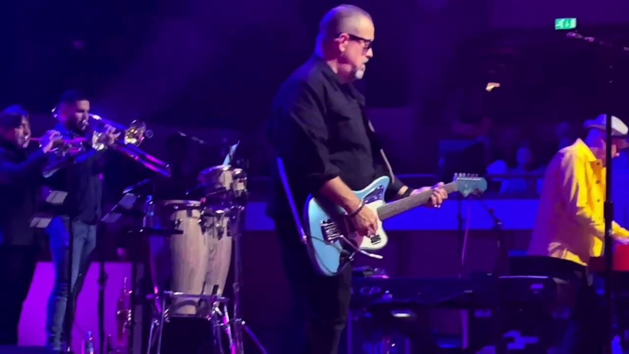 The Mavericks - Look around you - live @TivoliVredenburg