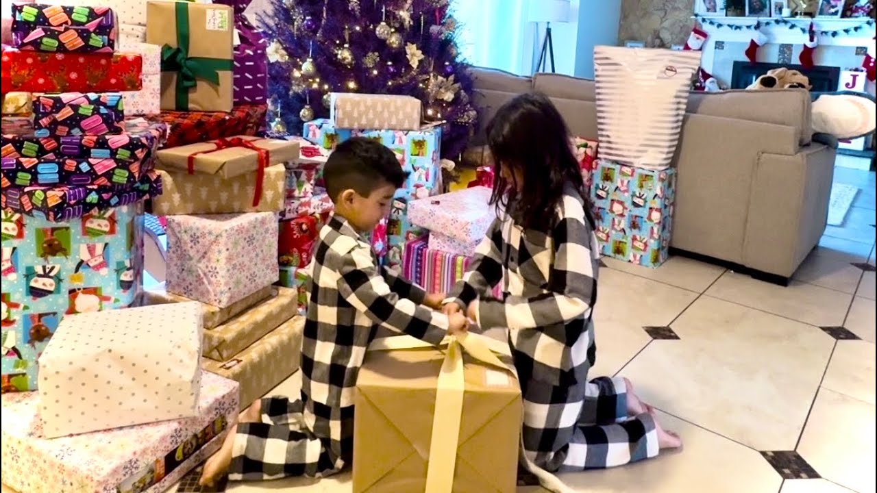 Opening Christmas Gifts!!! [Christmas Morning]