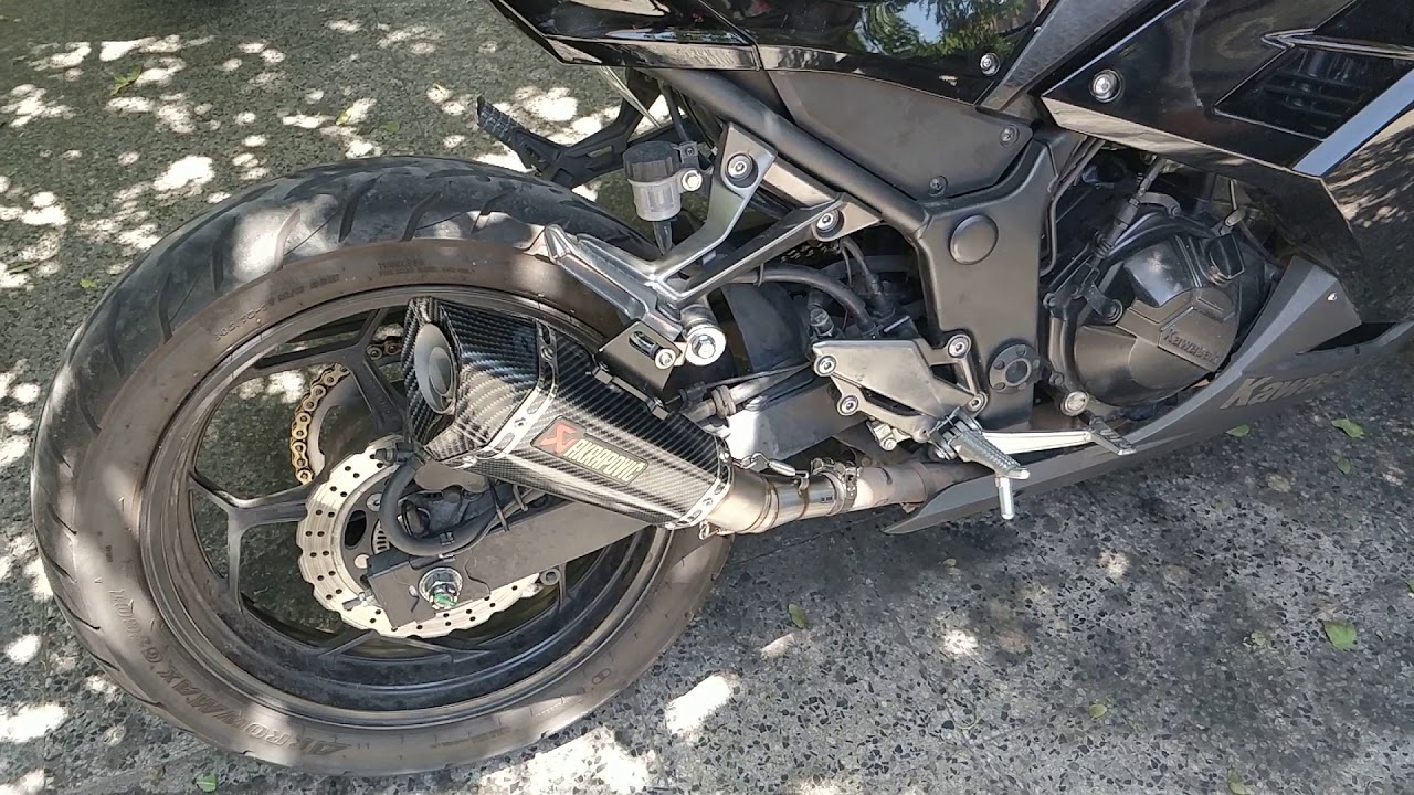 Escape Akra Acero en Kawasaki Ninja300