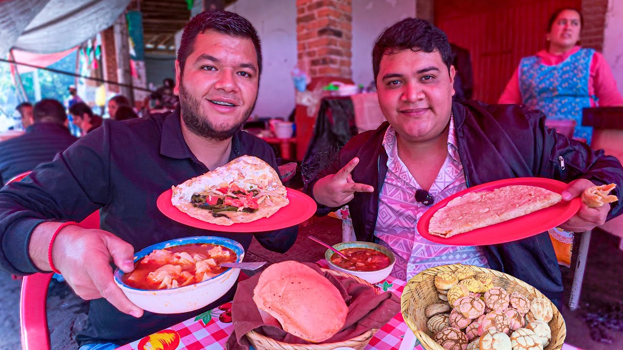 Así de Sabroso se Almuerza en Pátzcuaro Michoacán | Menudo, Quesadillas & Pan