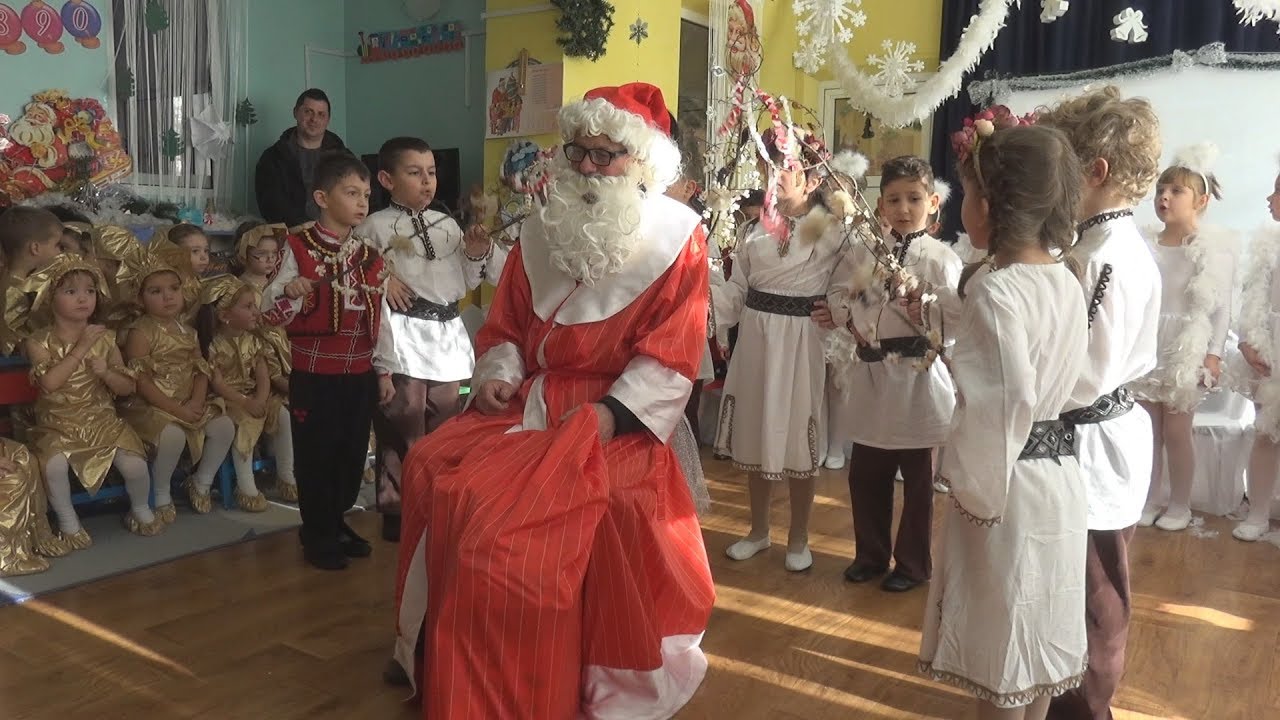 Дядо Коледа донесе много подаръци на децата от ДГ „Слънце“, те пък го сурвакаха