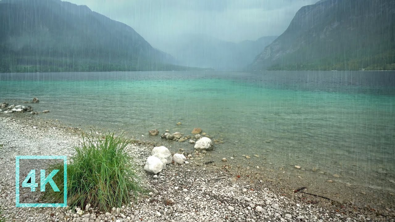 Szum deszczu nad jeziorem – odgłosy natury i padający deszcz do spania i relaksu.