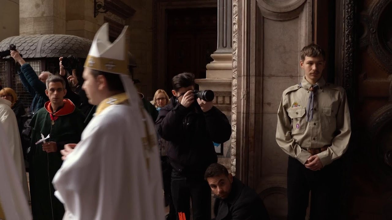 Christians gather for Easter Vigil services in Budapest