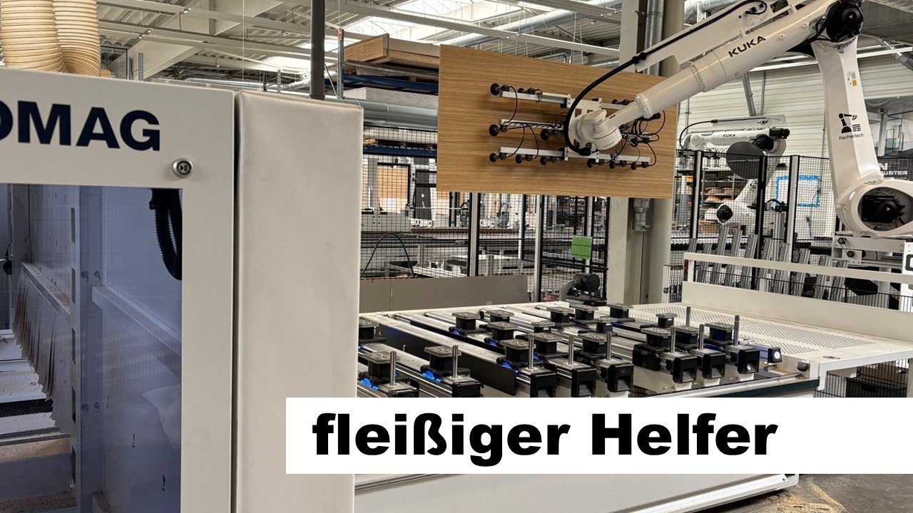fischertech: KUKA 6-Achs Roboter KR120 R3900-K an CNC-Maschine