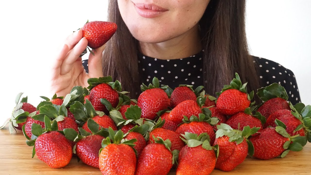 [ASMR] Eating 1kg of Strawberries! ~ Soft Eating Sounds (No Talking)