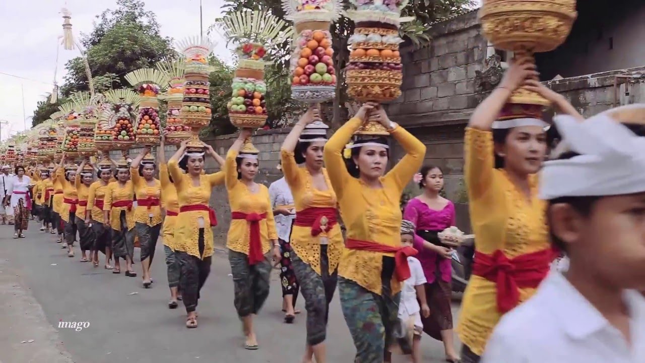 Tradisi MePeed di Pura Samuan Tiga