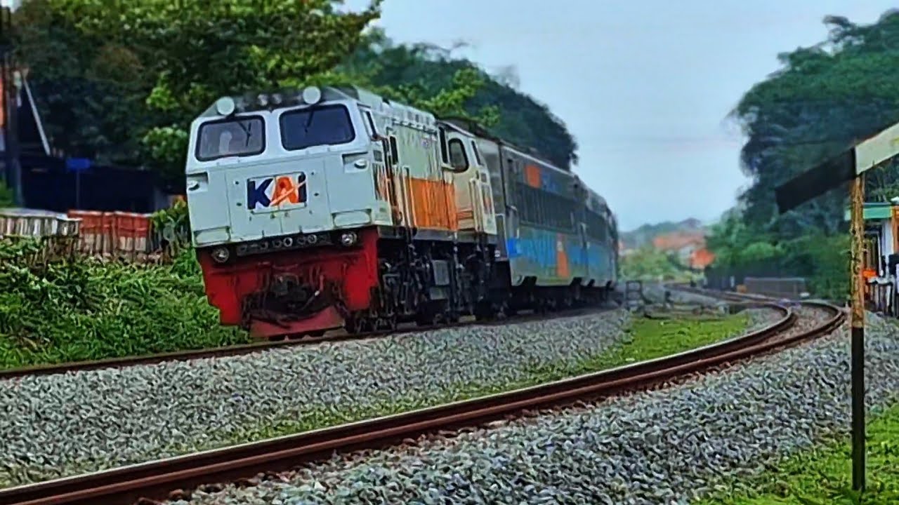 KERETA API PANJANG‼️ HUNTING 33 KERETA API NGEBUT DI PERLINTASAN MENIKUNG