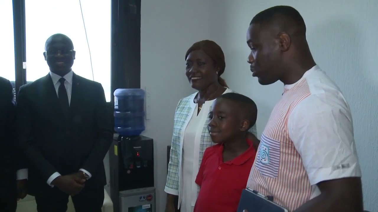 La MENA reçoit  l'élève Krecoum Loevan  champion  de dictée,  et  M Emerse FAE, champion d'Afrique.