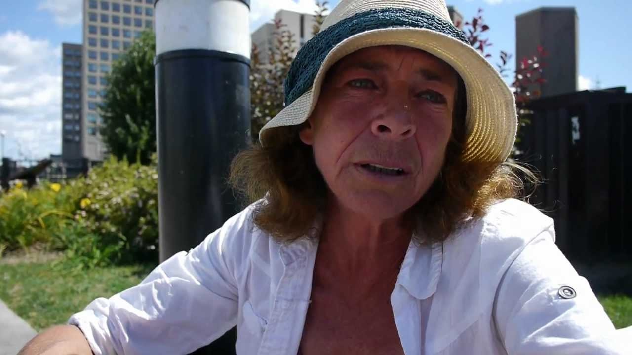 Вы бы никогда не догадались, что Кэтрин бездомная, если бы не шляпа на тротуаре, «просящая» пожер...