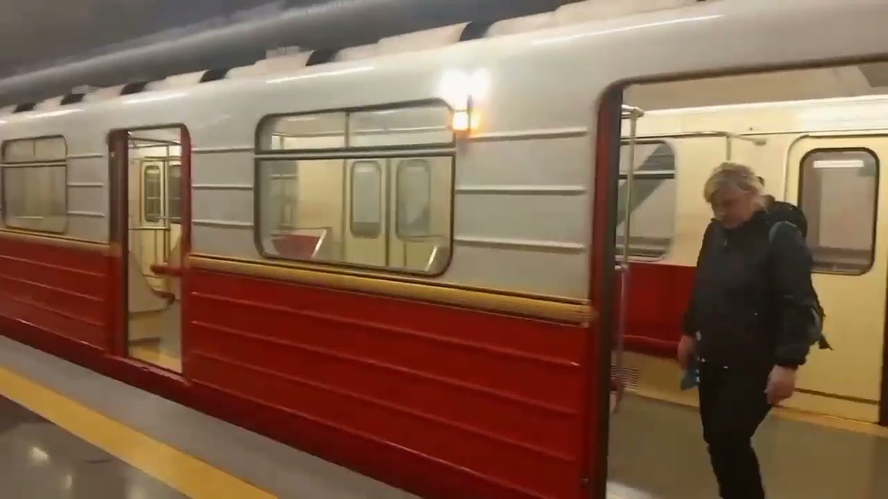 Прибытие и отправление поездов на станции метро Вирлыця 