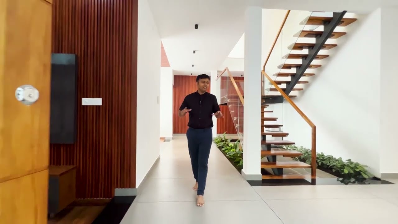 വ്യത്യസ്തത  നിറഞ്ഞ EXTERIOR  നോടൊപ്പം , മനോഹരമായ  INTERIOR