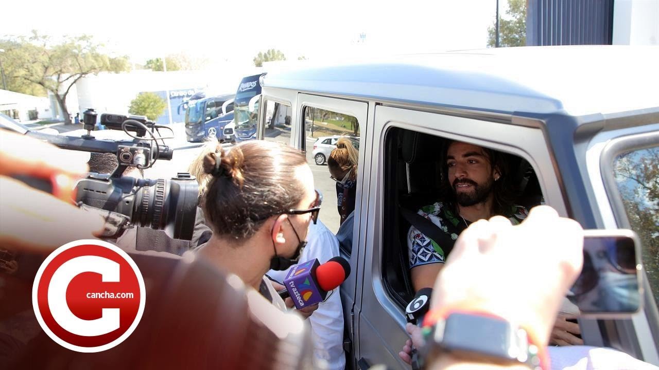 Protestan aficionados de Rayados y encaran a jugadores