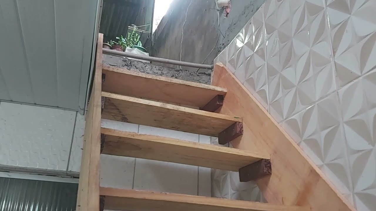 escada de madeira para pouco espaço