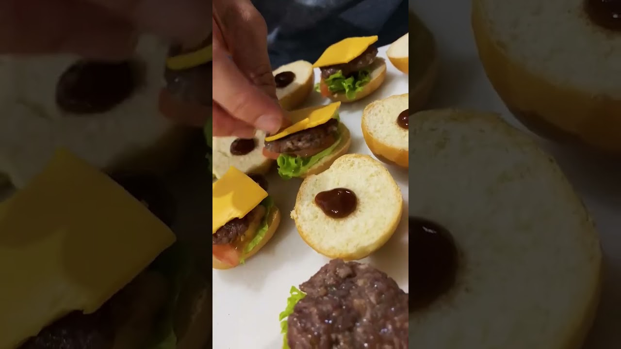 Descubra o sucesso nas festas infantis: nossos deliciosos mini hamb&uacute;rgueres artesanais! 🍔🥳#gourmet