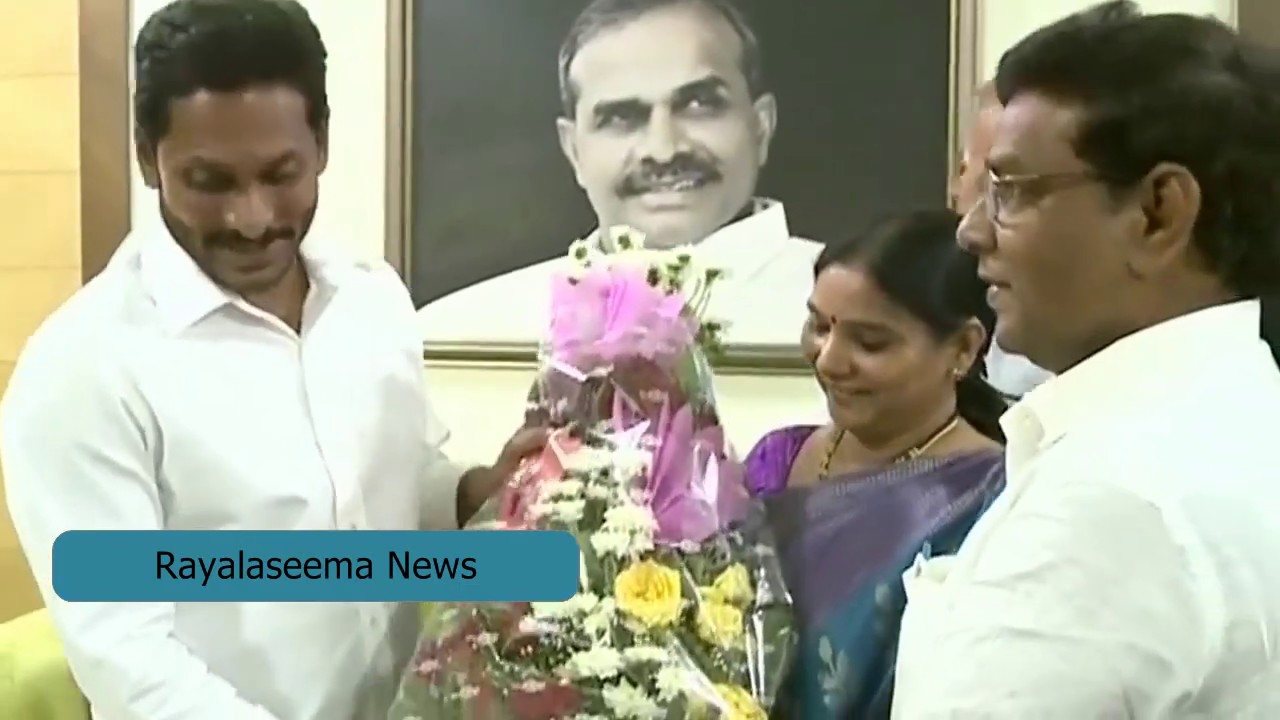 Mangalagiri Ex MLA Kandru Kamala joins YSRCP in presence of party president YS Jagan