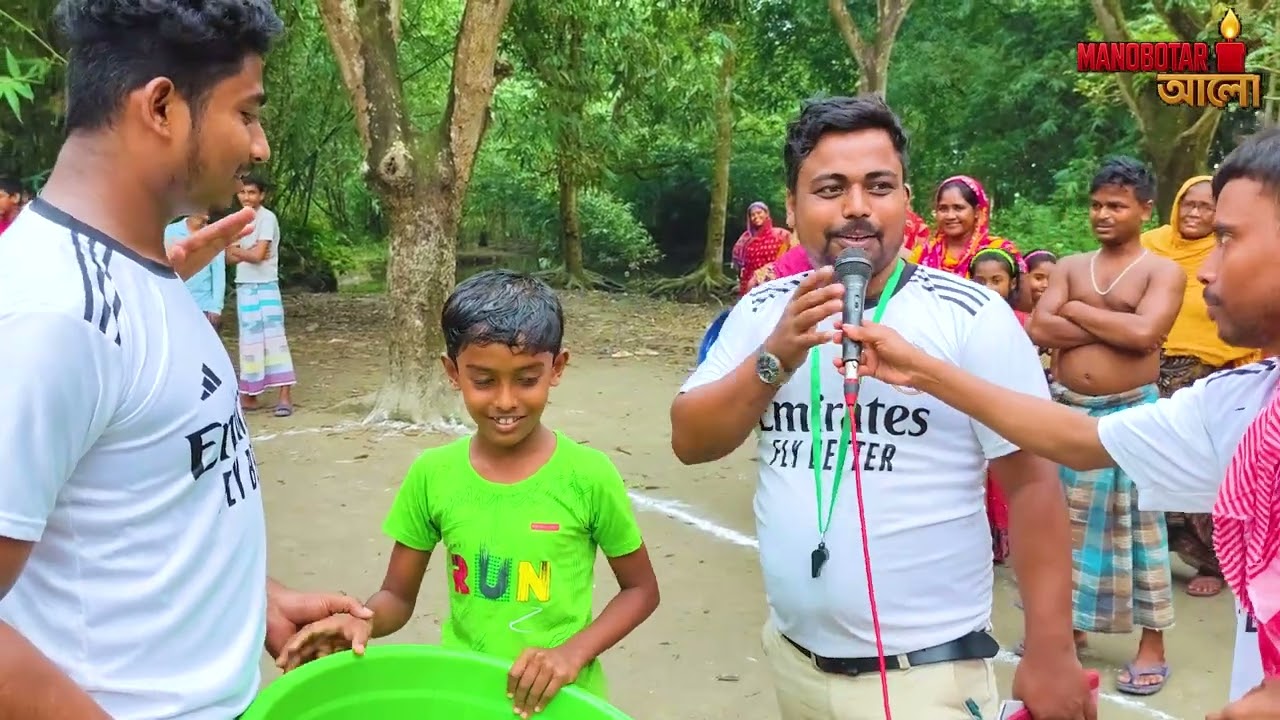 বাংলার ঐতিহ্যবাহী গ্রামীণ খেলা: শিশুদের চতুর্মুখী টানাটানি প্রতিযোগিতা।