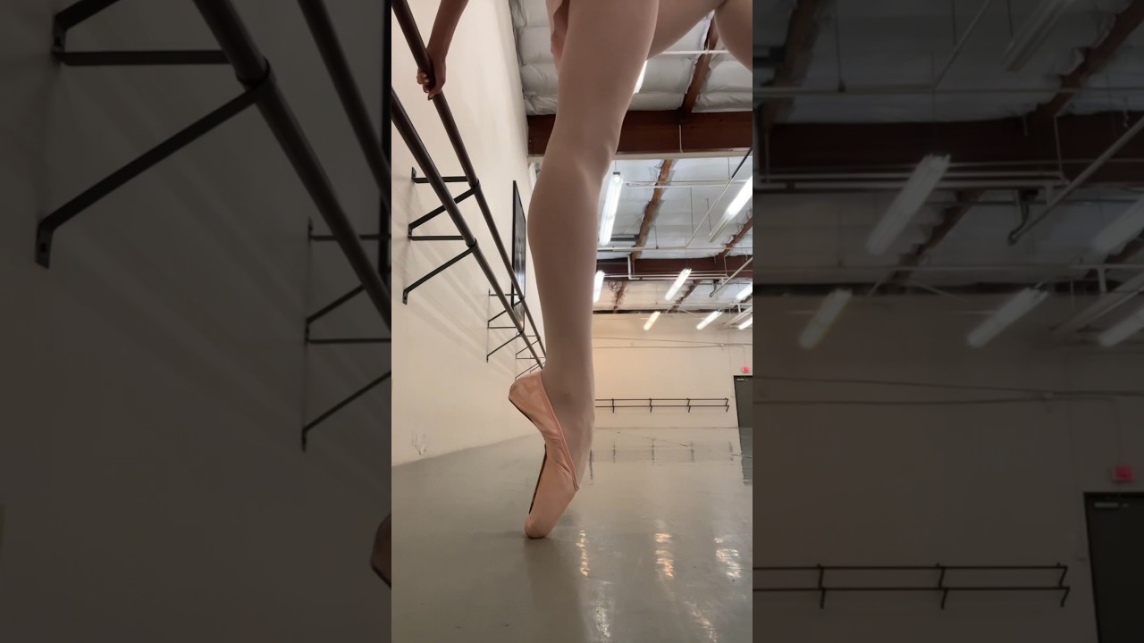 TRYING ON VINTAGE POINTE SHOES #ballerina#scary#pointeshoes#vintage#tryon#dancer#ballet#dance