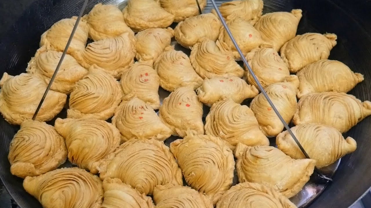 CRISPY FLAKY CURRY PUFF