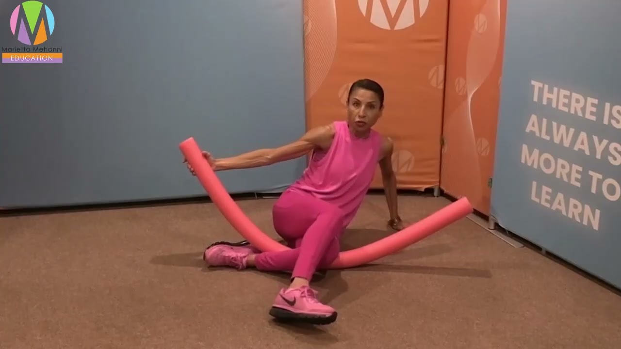 Aqua Instructor Tip - Sitting on a noodle for a side lying ski and a strong oblique workout. 😍💪