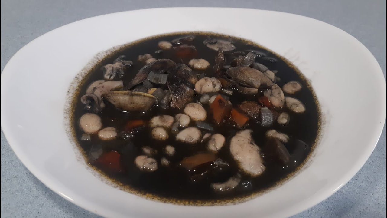 Pochas con chipirones en su tinta y almejas