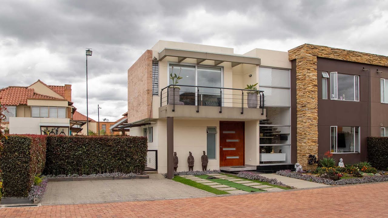 HERMOSA CASA EN CHIA, DOS NIVELES CON ZONA VERDE