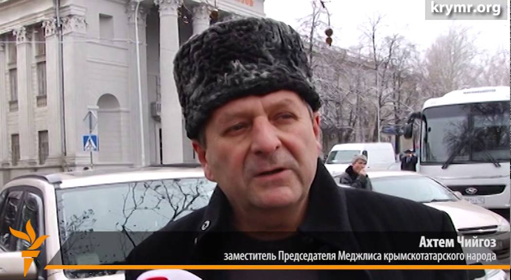 Ахтема Чийгоза насильно вывели с провластного митинга крымских татар