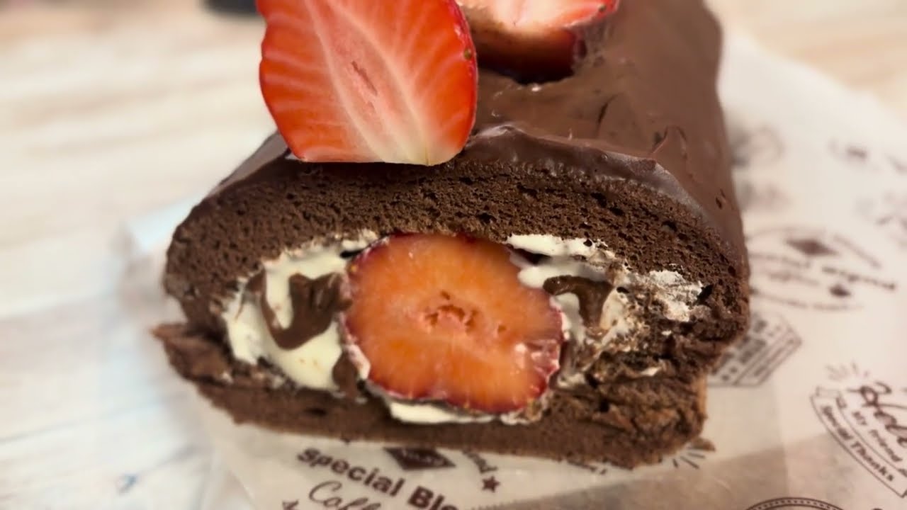 「イチゴ🍓がゴロッ…」断面が最高の濃厚チョコマーブルロールケーキ　＃バレンタイン#おうちカフェ ＃意外と簡単
