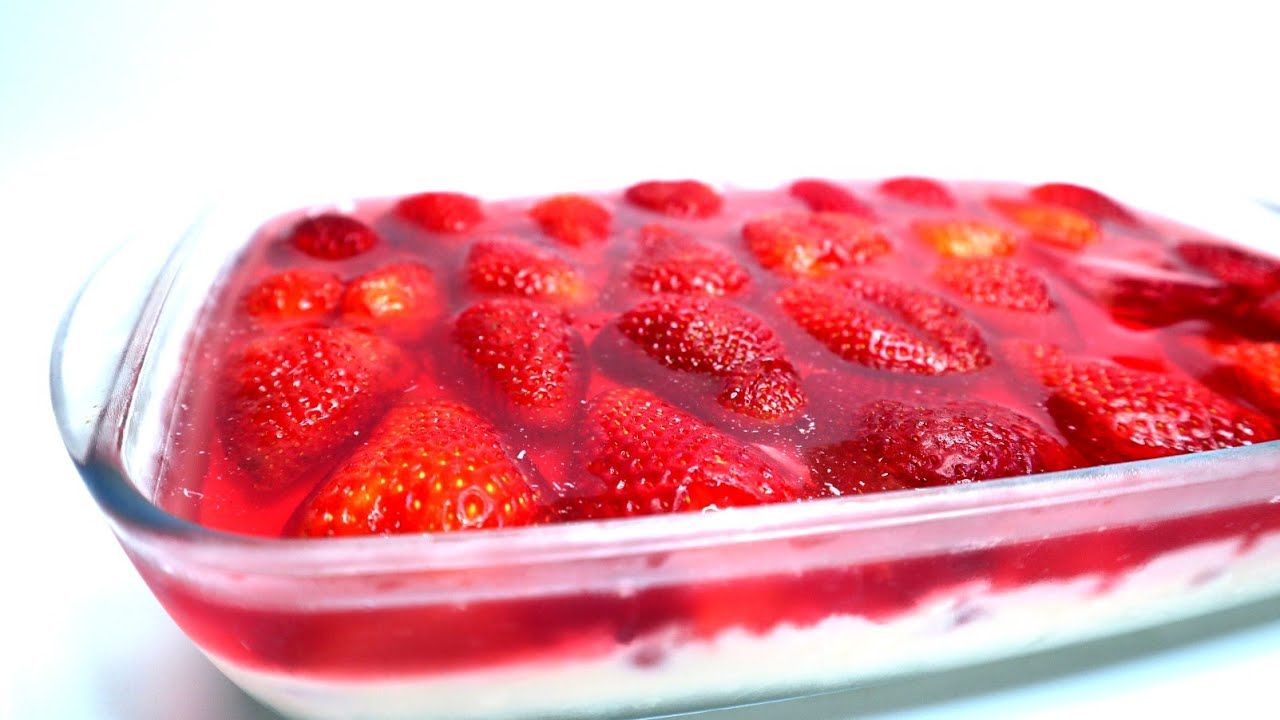 Sobremesa com gelatina de morango na travessa