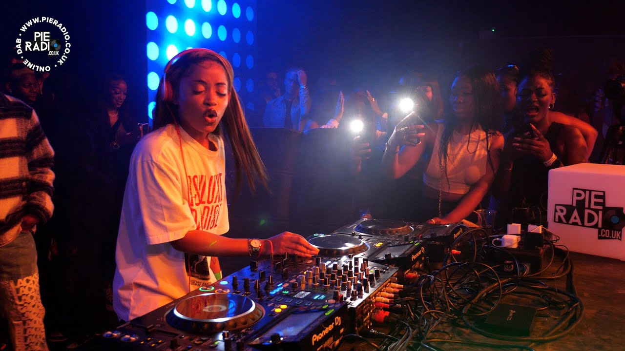 Uncle Waffles Live Amapiano Mix In Manchester Plus Crowd Dancing || No MC Shouting 😂🤩💃 || Pie Radio
