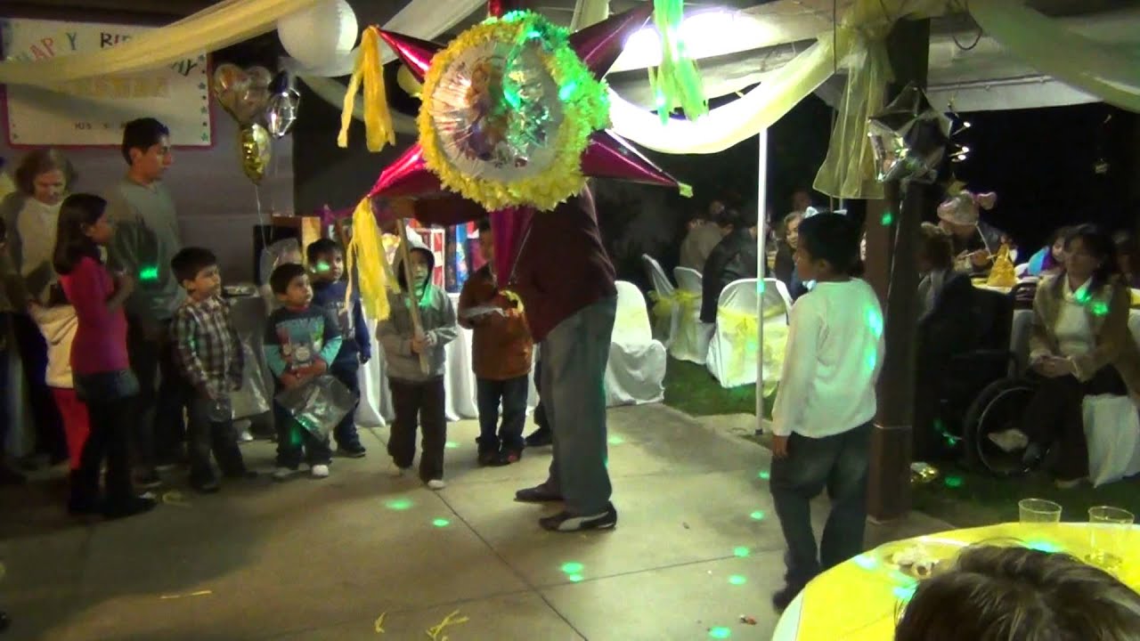 cumple de Brenda rompiendo la piñata